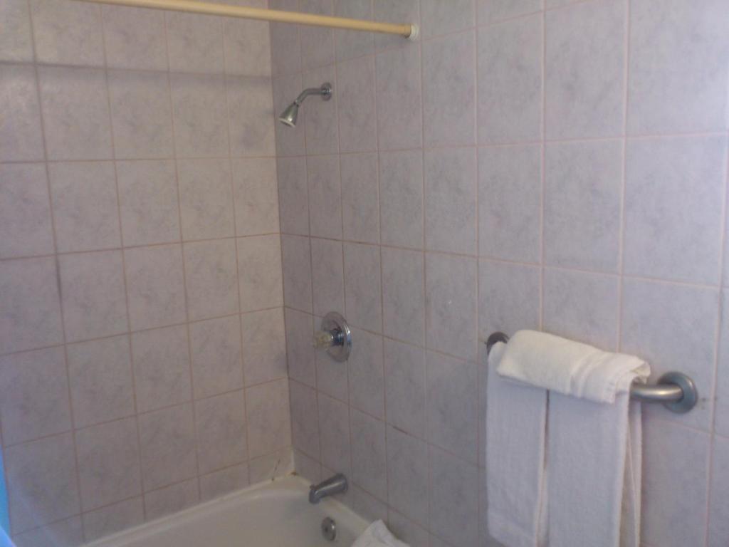 Santa Ana Travel Inn Room photo