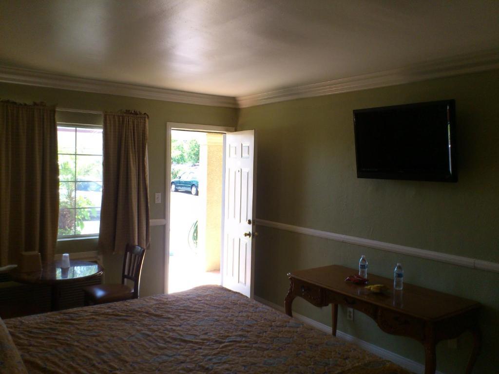 Santa Ana Travel Inn Room photo