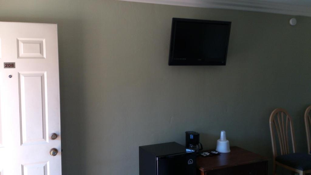 Santa Ana Travel Inn Room photo