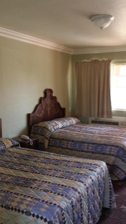 Santa Ana Travel Inn Room photo